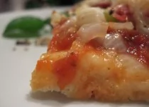 Pizza mit Salami und Gemüse